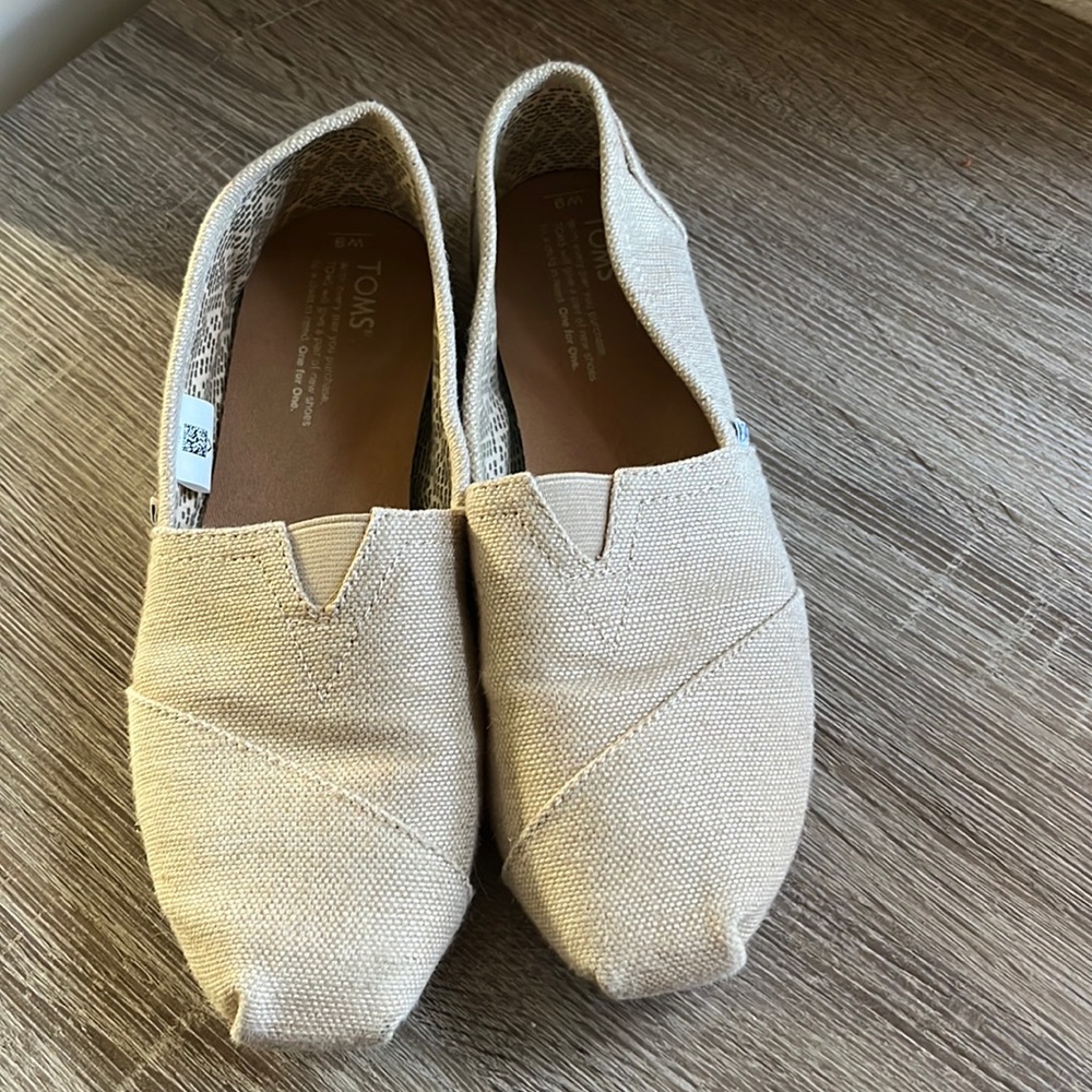 Gold TOMS, size 9, used but in good condition. Pet & smoke free home